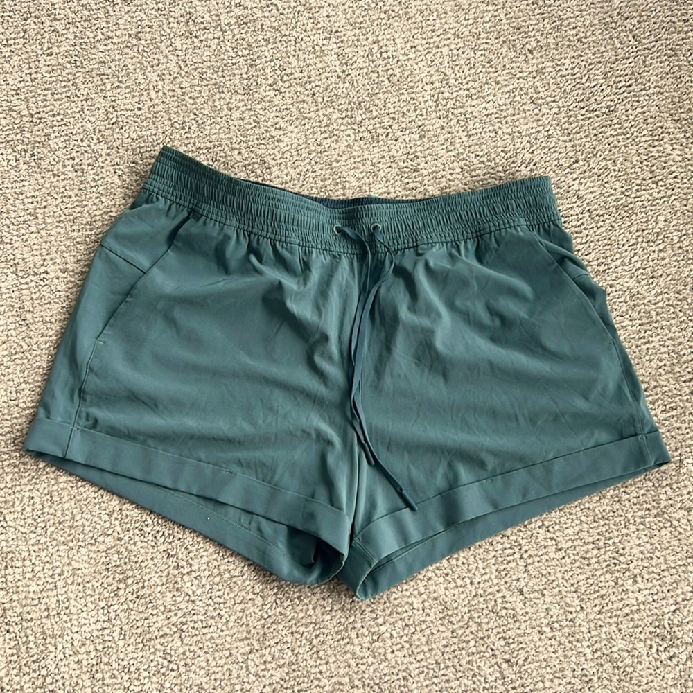 Lululemon Spring Break Away Short, sz 12. Like new condition!